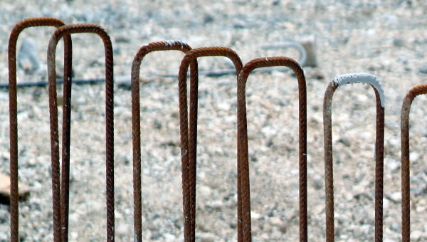 barres en fer scelles au sol avec du mortier