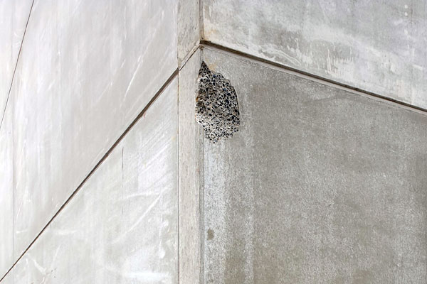 degat sur un mur en beton avant reparation
