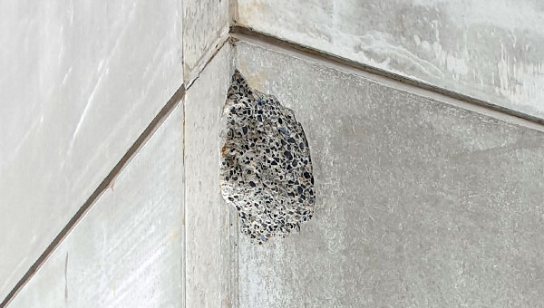 degat sur un mur en beton avant reparation