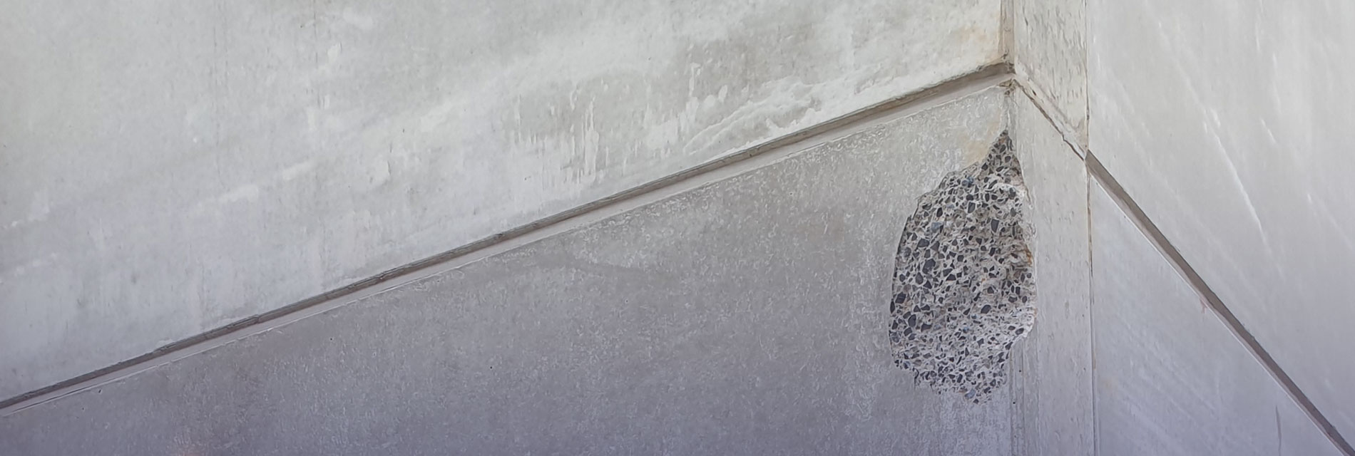 degat sur un mur en beton avant reparation
